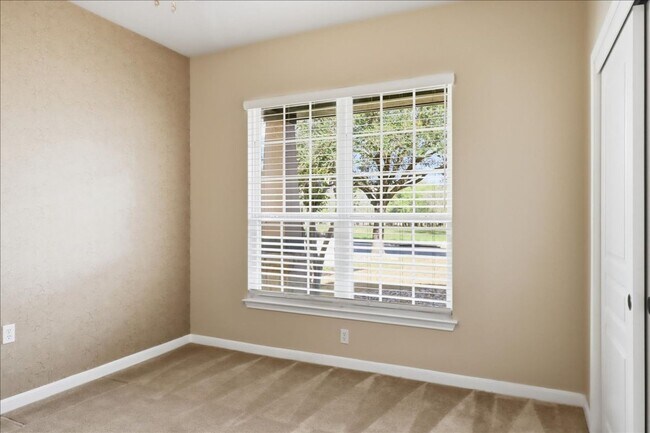 Building Photo - 809 Whispering Wind Dr