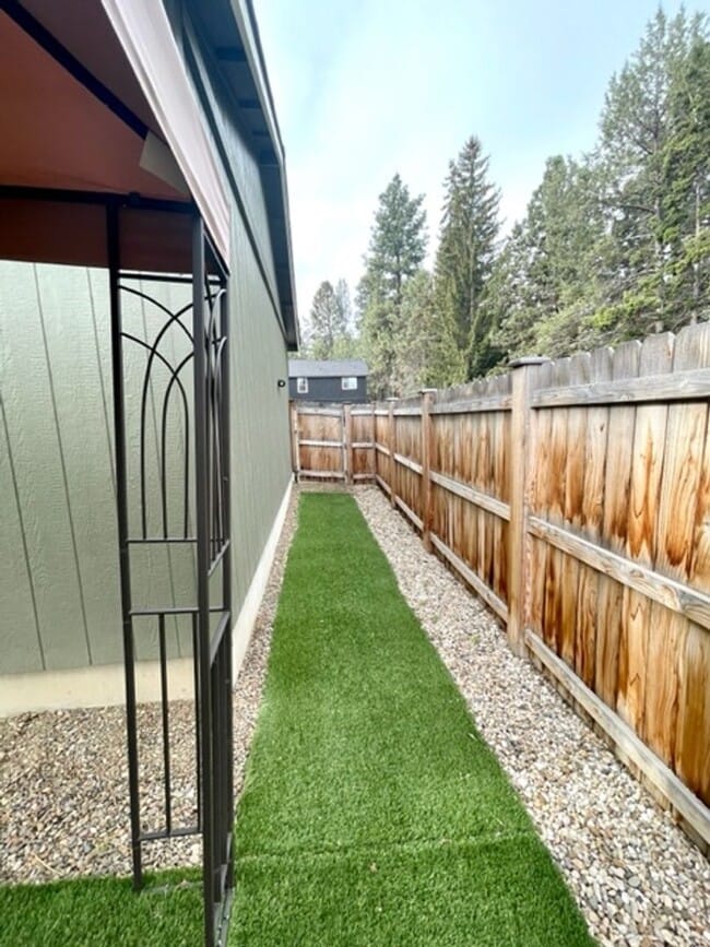 Building Photo - Beautiful 3 Bedroom Single Level home in SE Bend!