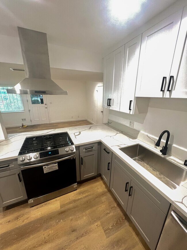 Building Photo - Modern 2-Bedroom Apartment in Inglewood – ...