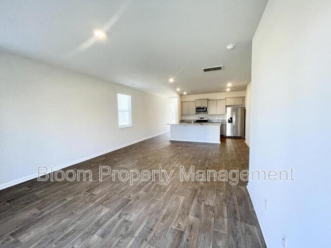 Building Photo - 216 N Lgt Wy