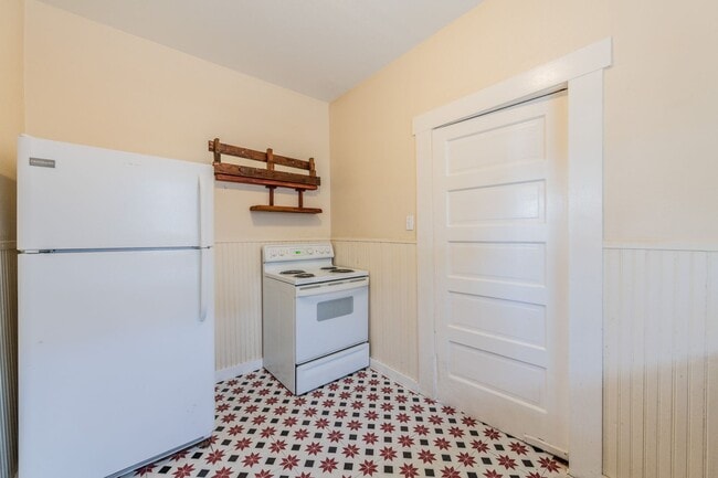 Building Photo - QUAINT 2/1 HOUSE AVAILABLE IN NOW!