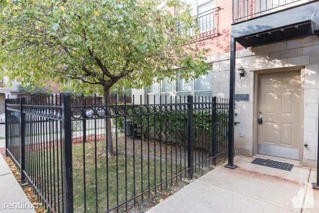 Building Photo - 1321 N Burling St