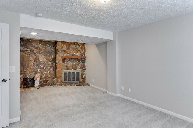 Building Photo - Large home in quiet neighborhood
