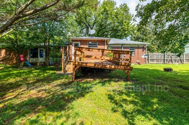 Building Photo - 102 Eastwood Dr
