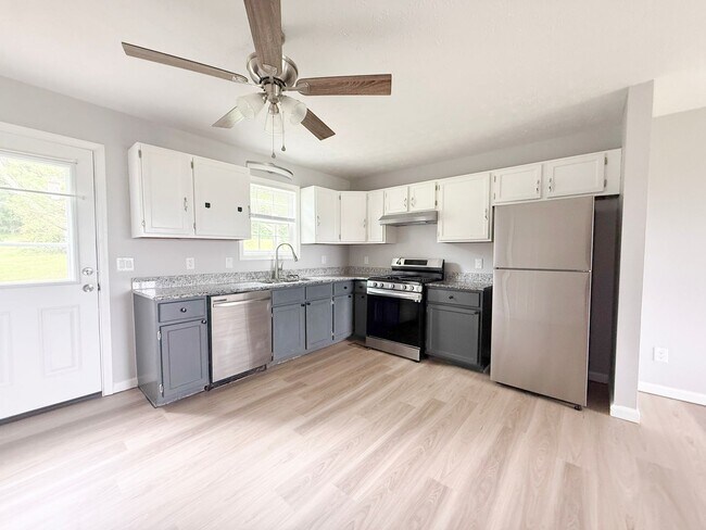 Building Photo - Newly Updated 2-Bedroom Apartment in Sparta with Lawn Care Included