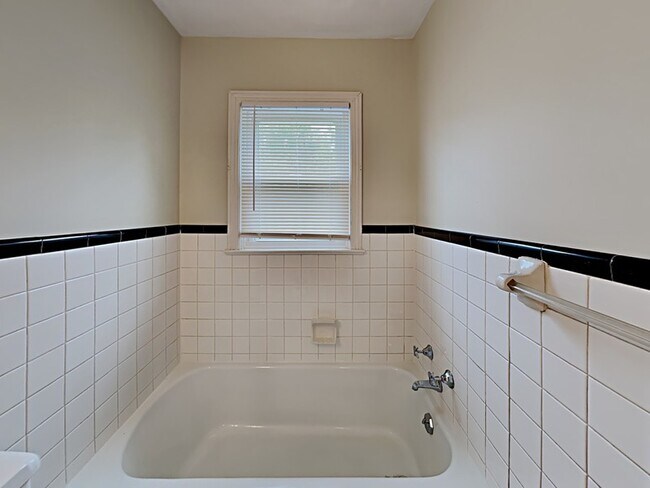 Building Photo - 204 Leach Cir
