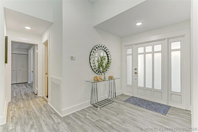 Building Photo - 16643 Redwood Way