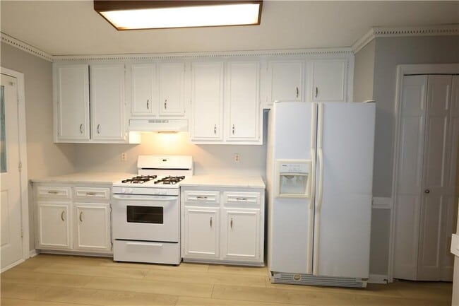 Building Photo - 1092 Mountain Springs Dr