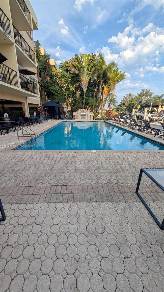 Building Photo - 2600 NE 135th St