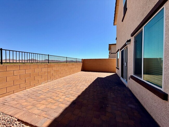 Building Photo - NEWLY UPGRADED 3 BED 2.5 BATH 2 CAR GARAGE...