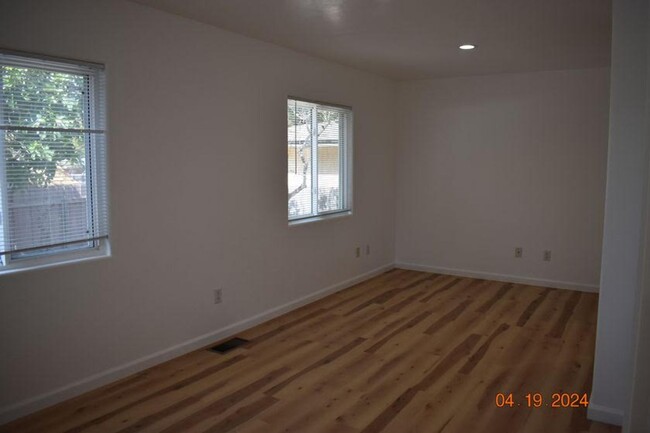 Building Photo - Charming Two-Bedroom, One-Bath Unit – Avai...