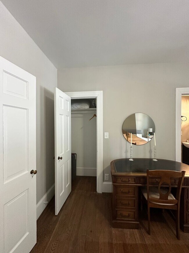 Building Photo - Fully Furnished 3 Bed 2 Bath Home