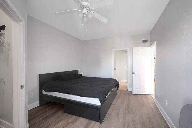 Building Photo - 2 Bedroom Condo in Tampa