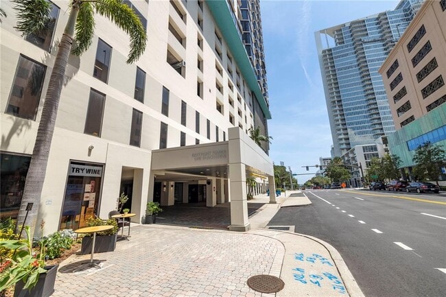 Building Photo - 1 Beach Dr SE