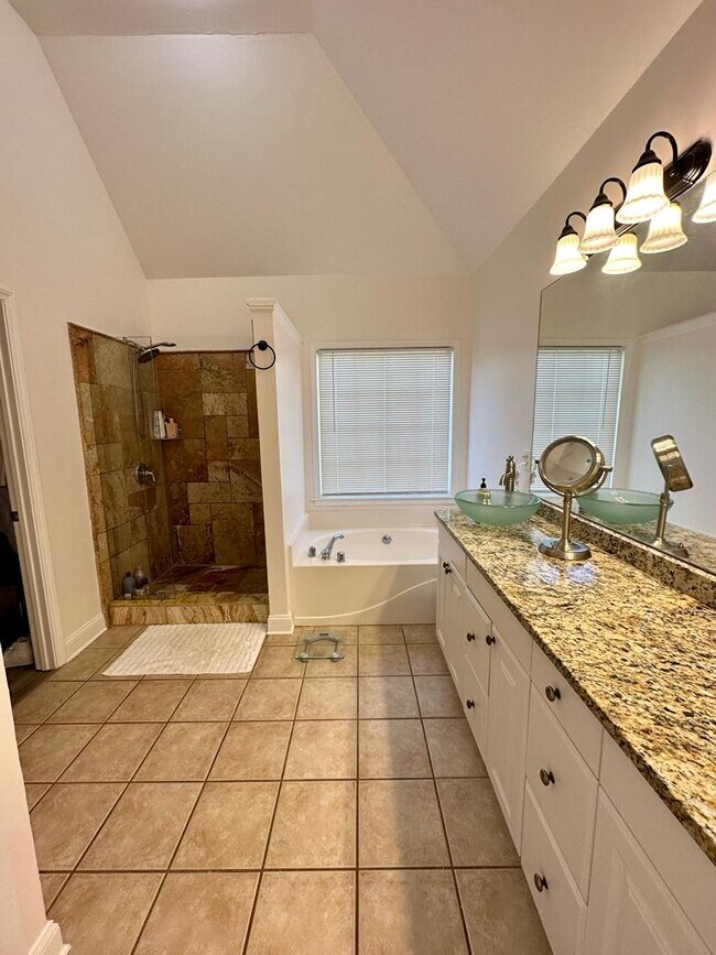 Building Photo - 562 Honeydew Ln SW