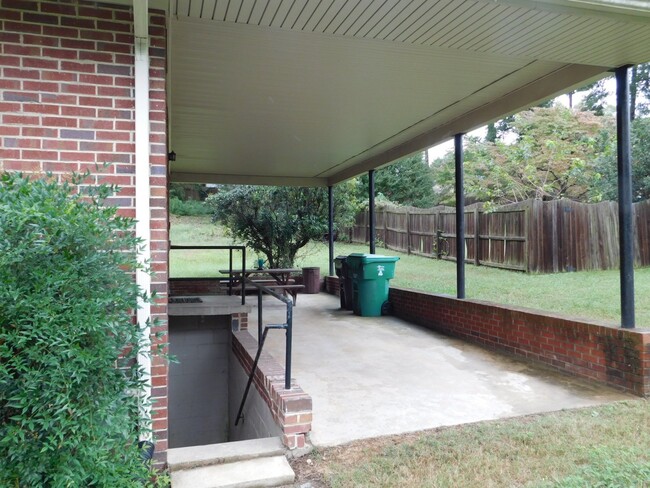 Building Photo - Brick Ranch in Colonial Heights