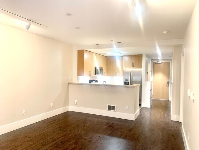 Building Photo - Spacious Centrally Located 1 bed + Den/ 1....