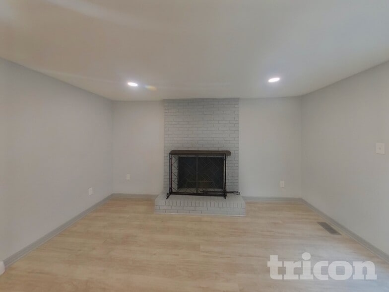 Building Photo - 11 Swan Dr