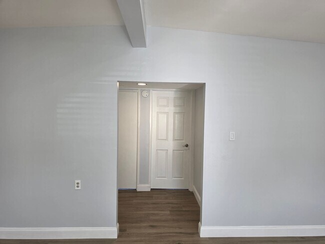 Building Photo - FOR RENT!!! NEWLY RENOVATED 2-BEDROOM TRIPLEX – UTILITIES INCLUDED – PRIME KISSIMMEE LOCATION!