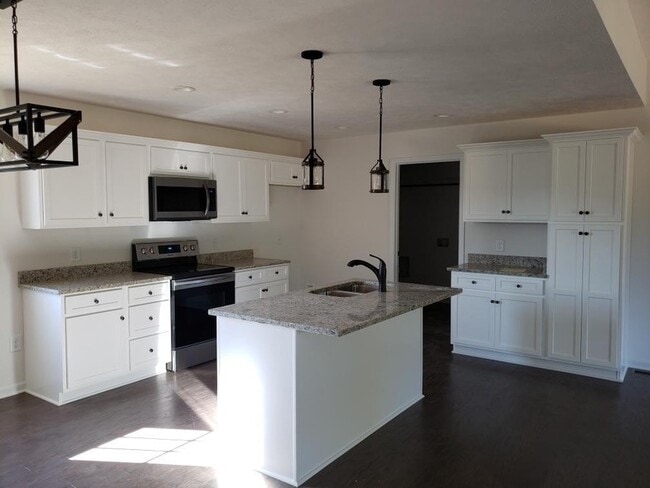 Building Photo - 1627 Old Lake Rd