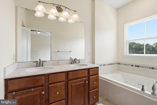 Building Photo - 10739 Hinton Wy
