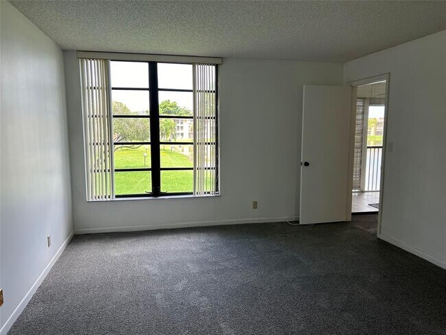 Building Photo - 6123 Coral Lake Dr