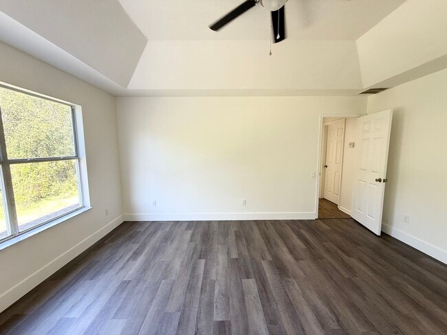 Building Photo - Beautifully Updated 4-Bedroom Home with Po...