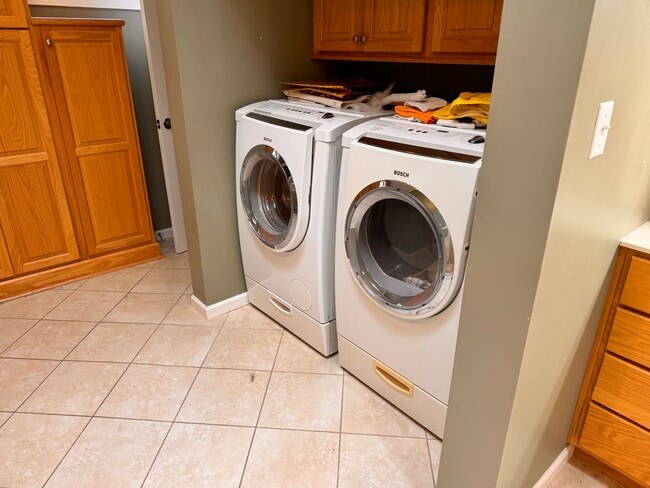 Building Photo - Nice large country setting close to town