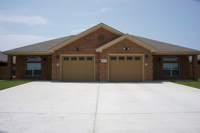 Primary Photo - Beautiful 2 Bedroom / 2 Bath Duplex – Off ...