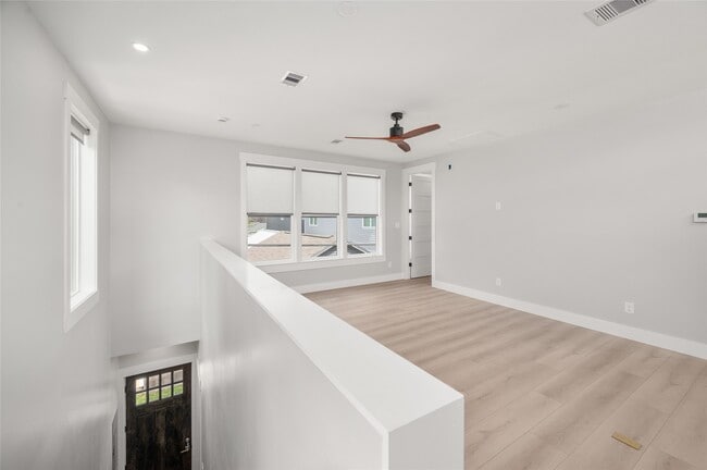 Building Photo - 323 E 24th St