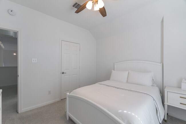 Building Photo - 135 S Rocky Point Cir