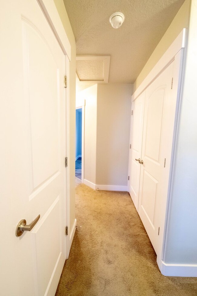 Building Photo - Beautiful Draper Townhomes in Prime Location