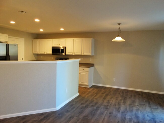 Building Photo - GREAT Updated 3 Bed 2 Bath Duplex at Saddl...