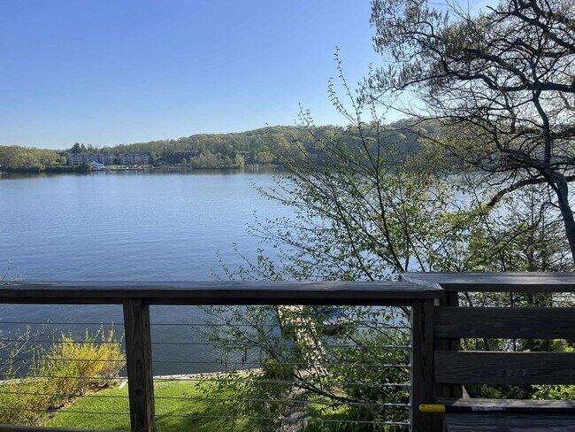 Building Photo - 10 Hillside Rd