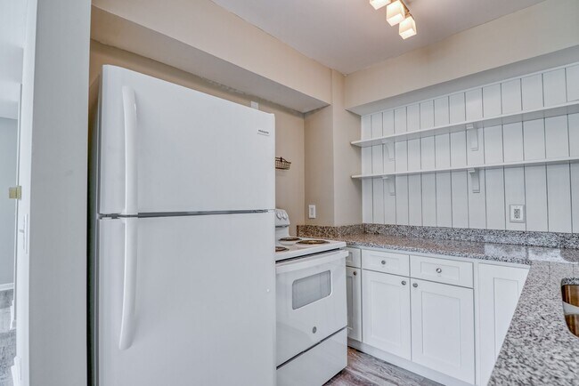 Building Photo - 2 bedroom 1 bath condo - Hampstead