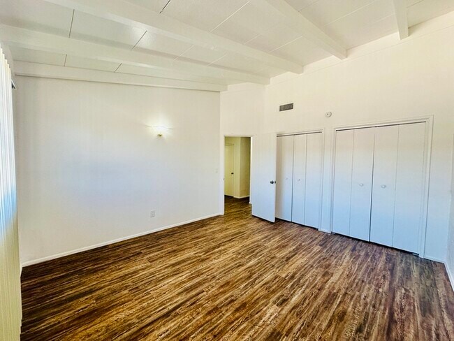 Building Photo - Spacious 2 Bedroom with New Flooring/Paint...
