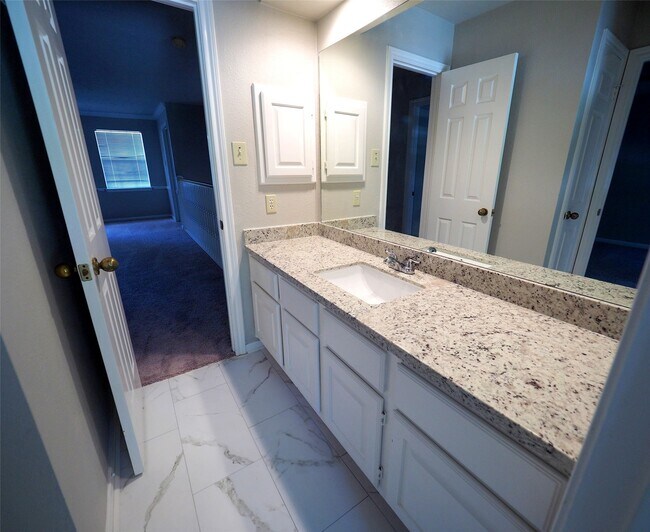 Building Photo - 15122 Greenleaf Ln