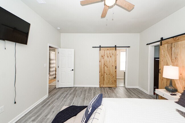 Building Photo - 3 BD 2.5 Bath Charming Home