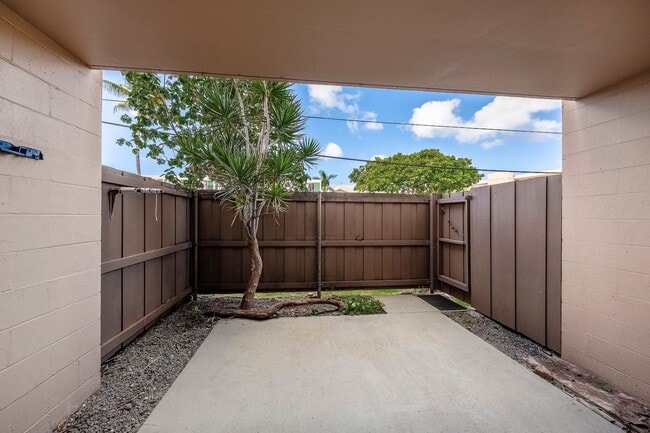 Building Photo - SPACIOUS GROUND FLOOR condo w/ 1/1/1pkg co...