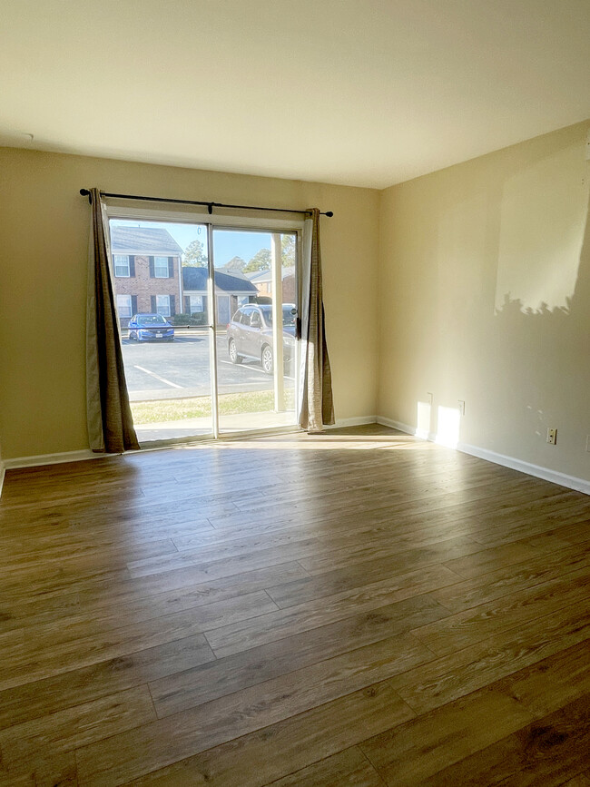 Living Room - 1018 Barclay Sq