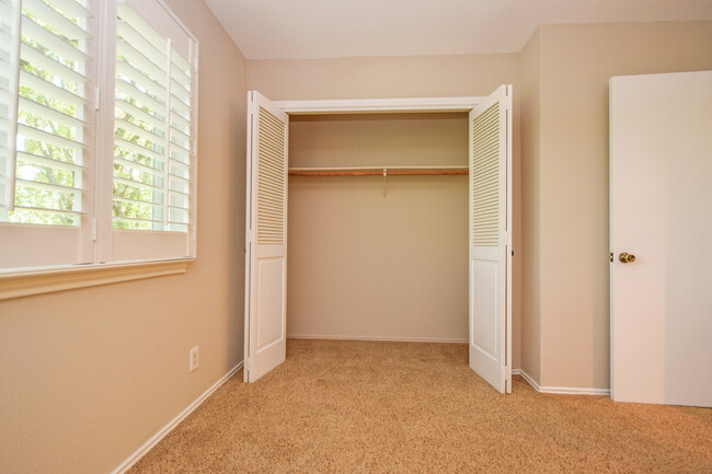 Building Photo - 3 Bedroom Townhouse - Northwest Hills