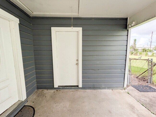 Building Photo - 5150 Parkview Dr