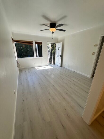 Building Photo - 2538 1/2 Military Ave