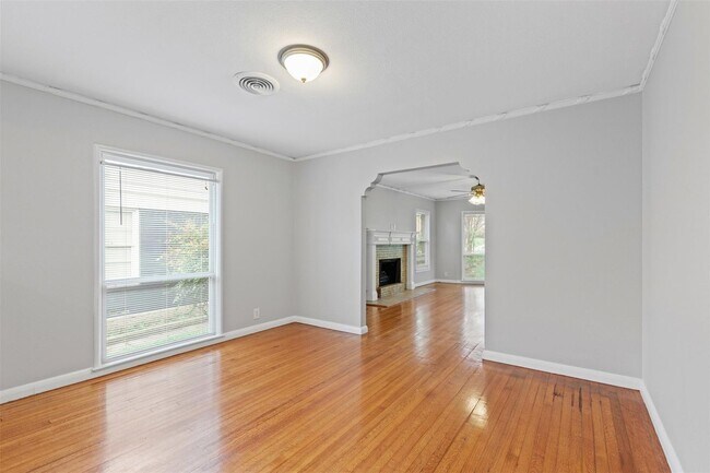 Building Photo - 511 N Oak Cliff Blvd