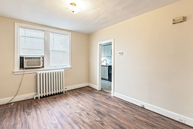 Building Photo - 3 bedroom, 1 bath charming townhome in Wilmington