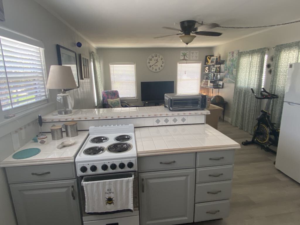 Building Photo - 3913 Silver Palm Dr