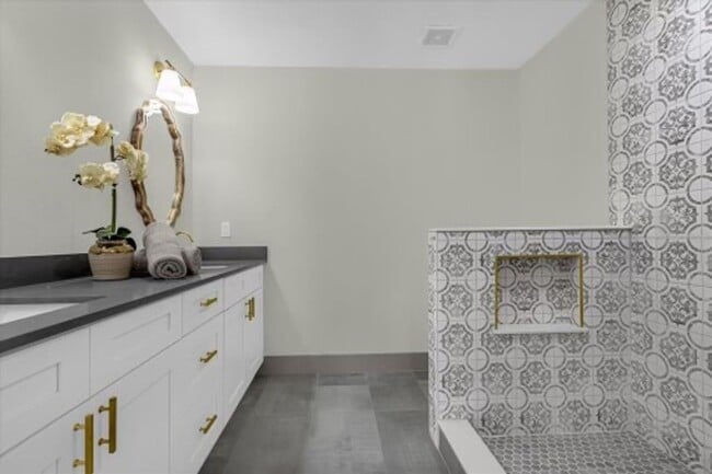 Building Photo - Newly Renovated, Luxurious 4 Bedroom 3 Bat...