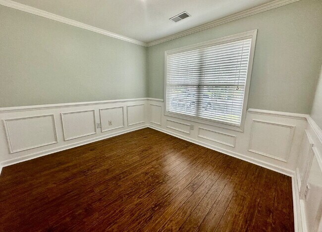 Building Photo - Bright and Airy Three Bedroom Home in Lake...