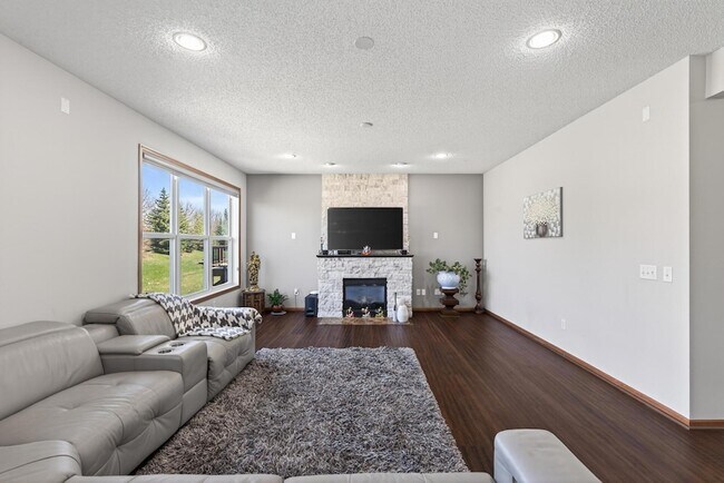 Building Photo - 15275 Plumstone Dr