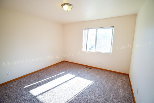 Building Photo - 2929 Ross Dr